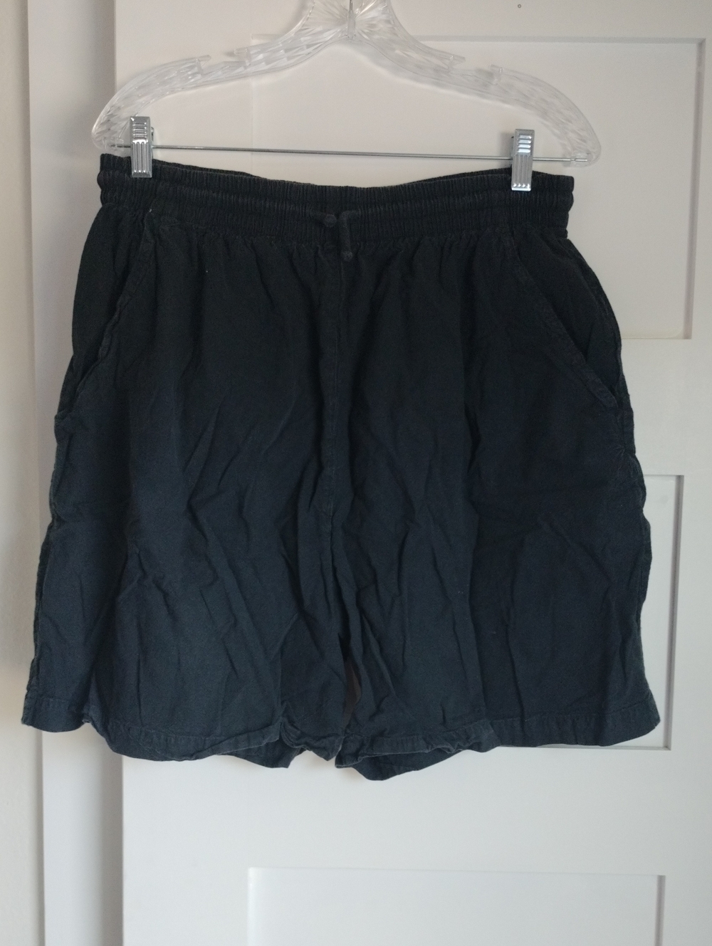 Casual Pull-On Shorts in Black